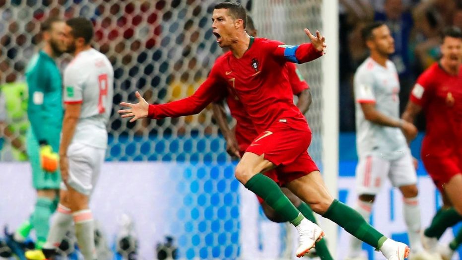CR7 vừa lập cú hattrick giúp Bồ Đào Nha chia điểm cùng Tây Ban Nha 3-3.