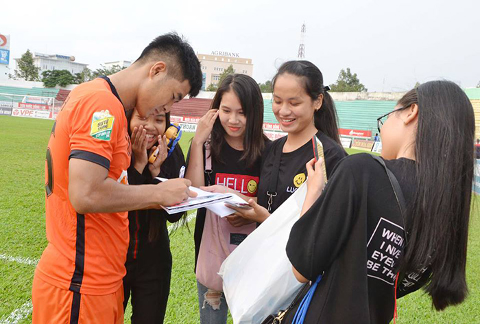 Chờ V-League trở lại, HLV Minh Phương trở lại 