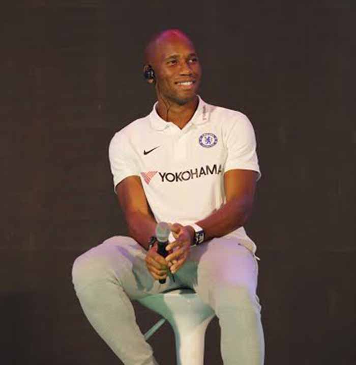 Didier Drogba bảnh bao trong ngày đến thăm Việt Nam trong chiến dịch "Drive for More" của Yokohama.