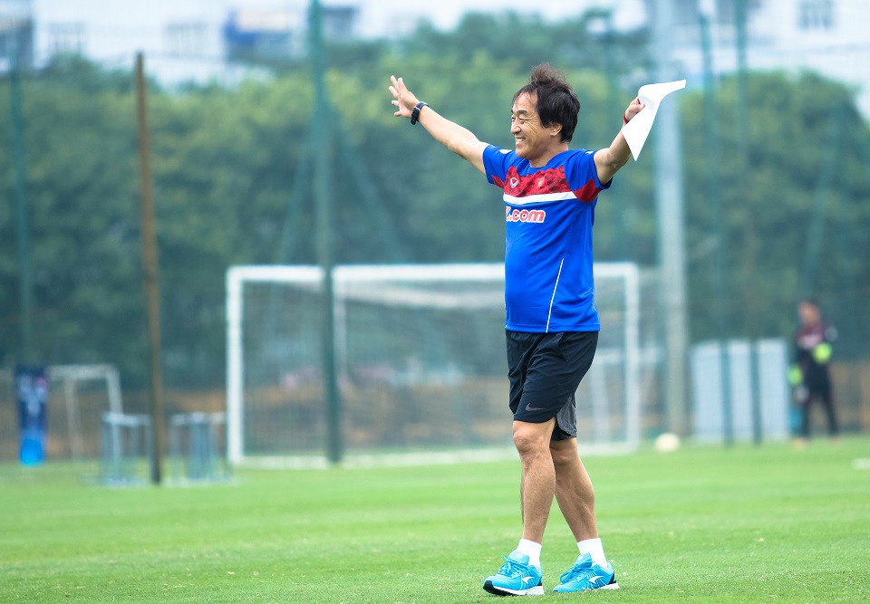 Cánh tay phải của thầy Park: Tôi gác tương lai ở K-League để đến Việt Nam - Bóng Đá