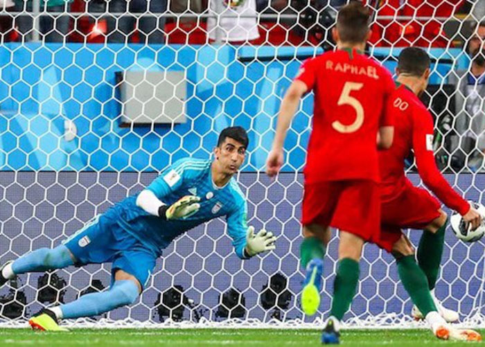 Alireza Beiranvand trong khoảnh khắc cứu thua cho ĐT Iran sau cú sút phạt đền của C.Ronaldo tại World Cup 2018.