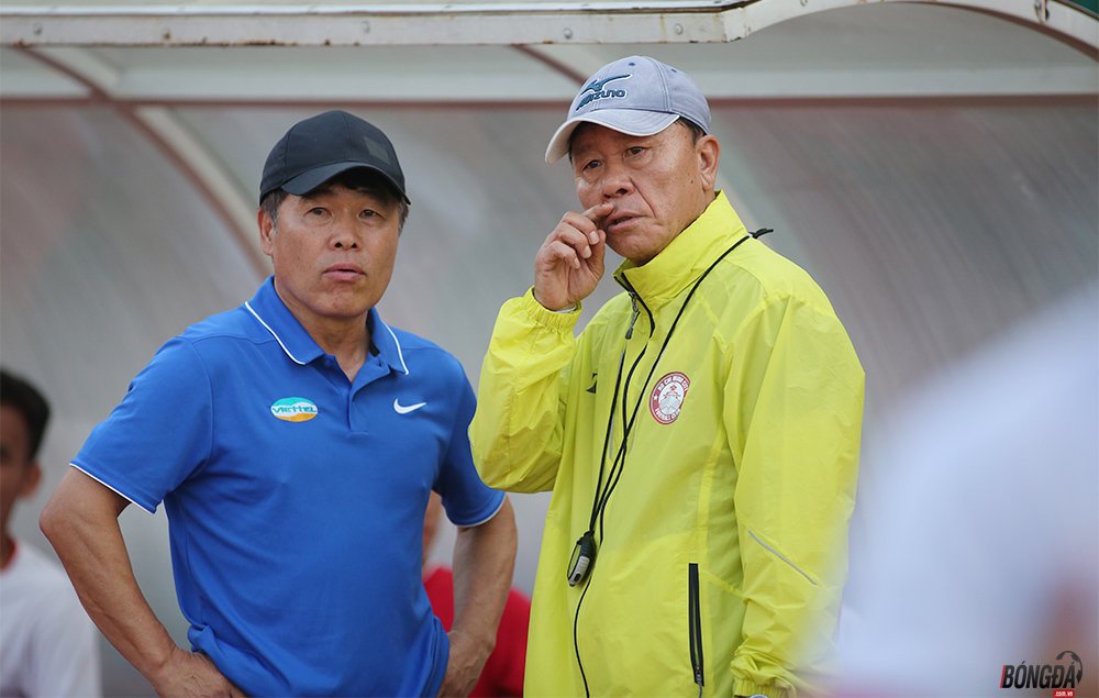 HLV Chung Hae-seong (vàng) giành chiến thắng trước HLV đồng hương Lee Heung-sil.