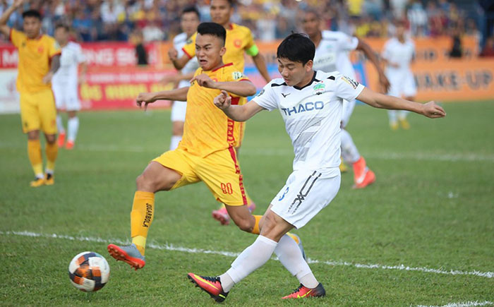 Minh Vương bỏ lỡ cơ hội ở ngay phút thứ 4.