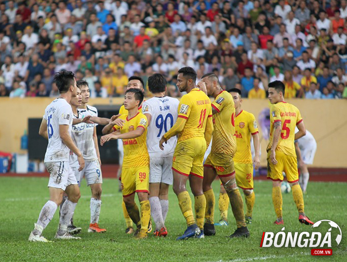 HAGL đánh rơi chiến thắng ở phút bù giờ cuối cùng. Ảnh: Minh Anh.