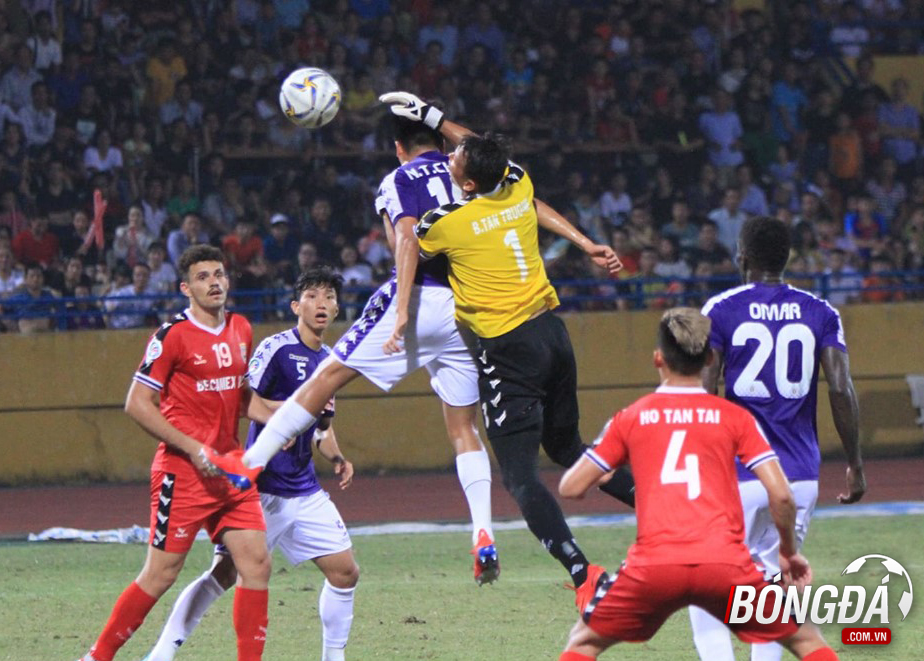 Pha ra vào không hợp lý của Tấn Trường dẫn đến bàn thua của B.Bình Dương. Ảnh: Minh Anh.