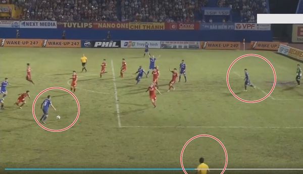 Tình huống Sỹ Giáp đứng dưới hàng phòng ngự HAGL trước khi Văn Vũ chạm bóng.