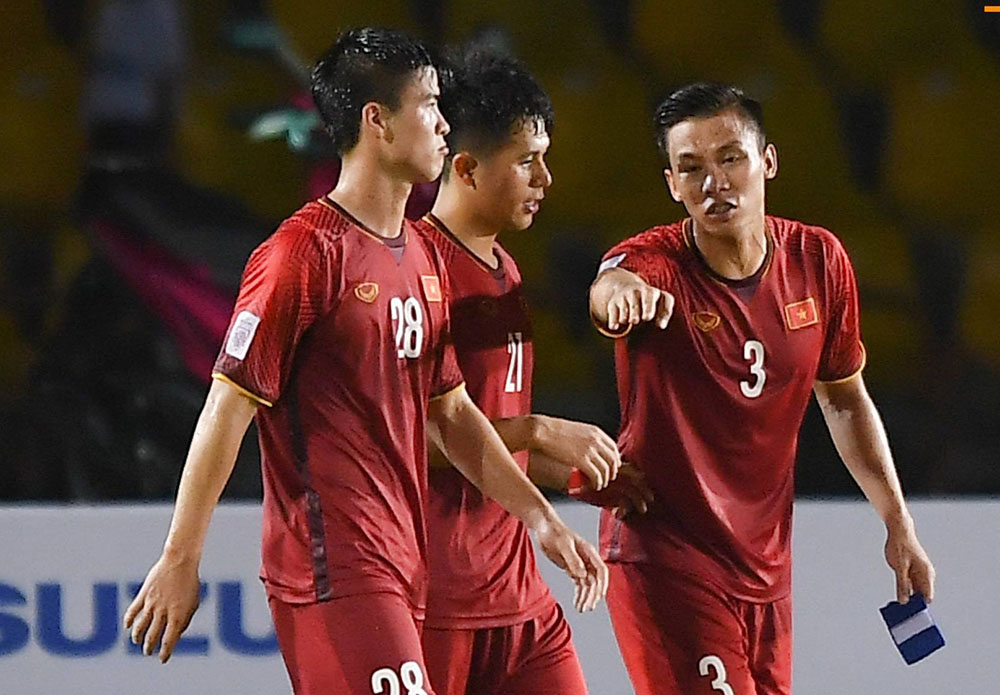 HLV Park Hang-seo nhận tin không vui từ thủ lĩnh hàng thủ ĐT Việt Nam - Bóng Đá