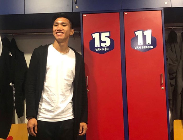 Văn Hậu đến thăm phòng thay đồ của SC Heerenveen tại sân nhà Abe Lenstra Stadion.
