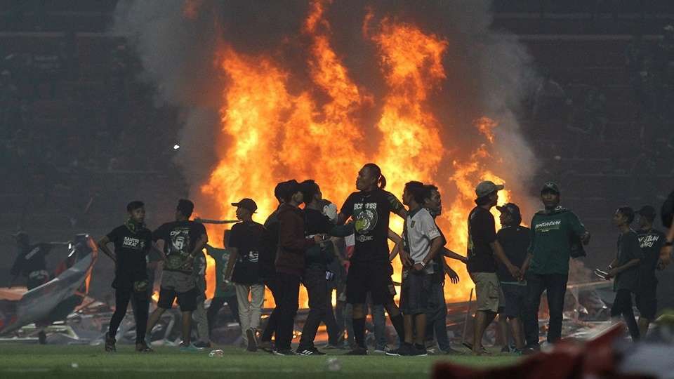 SỐC: CĐV Indonesia bạo loạn cùng cực, đập phá, đốt SVĐ - Bóng Đá