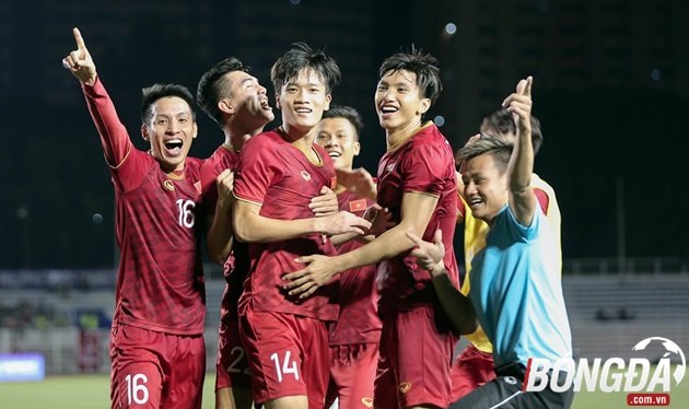 Hoàng Đức giữa có cú sút xa đẳng cấp giúp U22 Việt Nam giành trọn 3 điểm. Ảnh: Hiển Vinh.