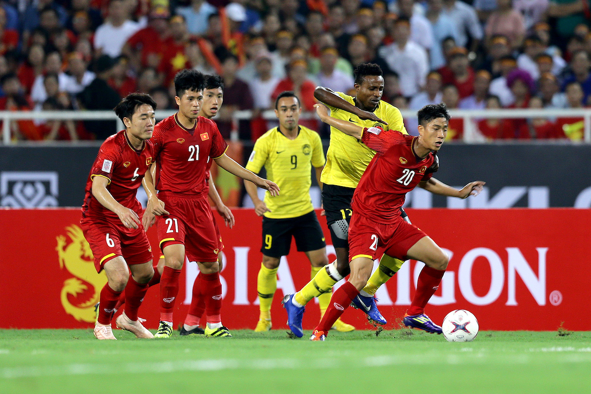 Cuối năm 2020, ĐT Việt Nam sẽ bước vào hành trình tại AFF Cup với tư cách là đương kim vô địch. Giải đấu năm nay sẽ được tổ chức khá muộn (23/11-31/12). Đây là đấu trường mà Những chiến binh sao vàng sẽ phải nỗ lực rất nhiều khi Thái Lan và Malaysia đang rất muốn soán ngôi vị số 1 Đông Nam Á.