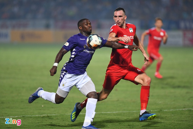 Rimario hoàn tất cú đúp giúp Hà Nội FC vượt qua HAGL với tỷ số 3-0. (Nguồn: Zing news. Tác giả: Việt Hùng).