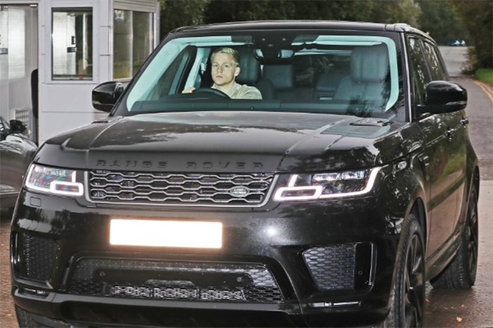 Man Utd star Van de Beek drives new £150k luxury Range Rover to training while Pogba is dropped off by partner Zulay - Bóng Đá