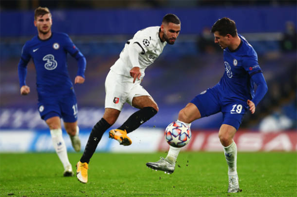 VAR under spotlight again as Chelsea cruise past Rennes with help from officials - Bóng Đá