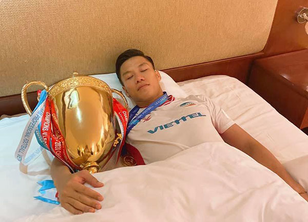 Quế Ngọc Hải ăn mừng chức vô địch V-League đầu tiên trong sự nghiệp. Ảnh: Facebook nhân vật.