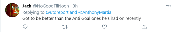 "Hãy làm tốt hơn so với những đôi giày "Chống ghi bàn" mà cậu ấy đã mang trước đây."