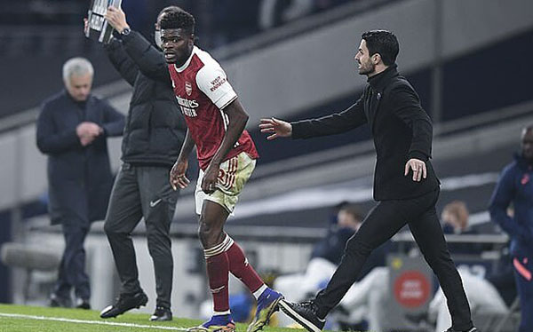 HLV Arteta đẩy Thomas Partey trở lại sân.