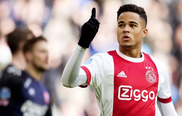 Manchester United và Barcelonas sẵn sàng đại chiến vì Justin Kluivert.