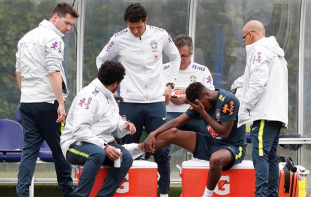 Hình ảnh Fred ngồi ôm mặt khiến các CĐV Manchester United không khỏi lo lắng.