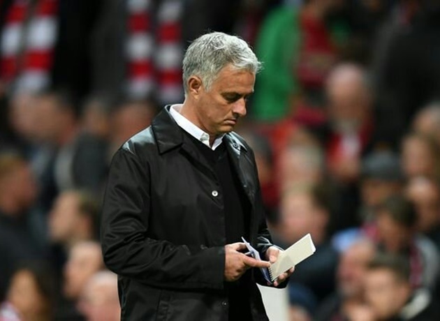 Eric cantona muốn mourinho cho phép các cầu thủ tự do - Bóng Đá