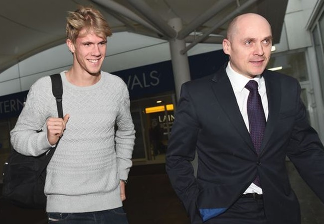 Tim Williamson (phải) đang là mục tiêu số một của Quỷ đỏ.