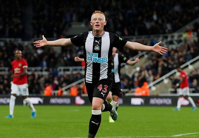 Với pha lập công góp phần "hạ sát" M.U, Matthew Longstaff đã trở thành cầu thủ trẻ nhất của Newcastle United ghi bàn trong trận ra mắt Premier League (19 tuổi, 199 ngày).