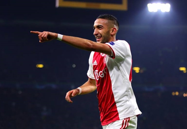 Hakim Ziyech đang "nổi như cồn" trong màu áo Ajax Amsterdam. Tiền đạo cánh người Morocco này được rất nhiều ông lớn để mắt, trong đó có Arsenal.