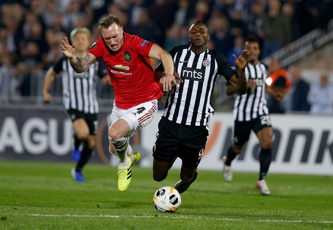 Phil Jones sẽ lại được tin tưởng khi Lindelof không đủ điều kiện thi đấu.
