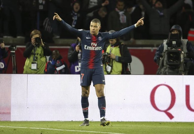 Khi Neymar chấn thương và Edinson Cavani cho thấy dấu hiệu của tuổi tác, Kylian Mbappe đã hoàn thành rất tốt nhiệm vụ gồng gánh hàng công PSG. Tính từ đầu mùa 2018/19 đến hiện tại, chàng trai 20 tuổi cũng ghi tới 48 bàn thắng trên mọi đấu trường. Vị trí số 3 là hoàn toàn xứng đáng cho những nỗ lực của cựu sao AS Monaco. Chân sút sinh năm 1998 được xem là ứng viên sáng giá nhất để "nối ngôi" Cristiano Ronaldo và Lionel Messi.