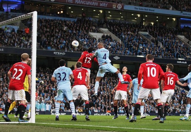 Cú đánh đầu dũng mãnh này của Vincent Kompany đã góp phần không nhỏ vào chức vô địch Ngoại Hạng Anh mùa 2011/12 của Manchester City.
