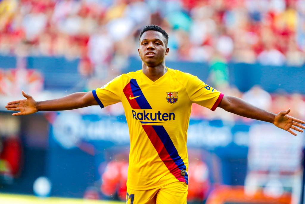 Cầu thủ trẻ nhất lịch sử ghi bàn tại Champions League chính là Ansu Fati của Barcelona khi mới 17 tuổi 40 ngày. Các CĐV Inter Milan có lẽ sẽ rất đau đớn mỗi khi nhắc đến "thần đồng" người Tây Ban Nha. Bàn thắng của anh đã trực tiếp đẩy Nerazzurri xuống chơi tại Europa League. Một lần nữa, lò La Masia lại cho thấy vì sao mình là một trong những học viện tốt nhất thế giới.