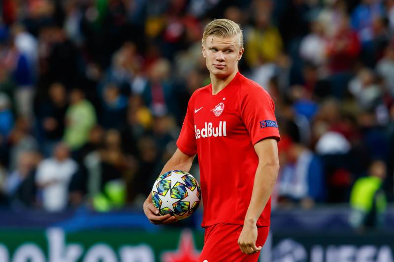 Đầu tiên đó chính là Erling Haaland. Theo truyền thông Anh, Manchester United sẵn sàng chèo kéo ngôi sao của RB Salzburg bằng mức lương 200.000 bảng/tuần, kèm theo nhiều khoản ưu đãi khác nếu anh ghi nhiều bàn và giúp CLB trở lại Champions League.