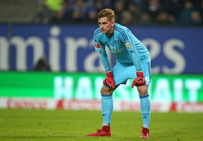 Thủ thành Julian Pollersbeck đang chơi cho Hamburger SV. Tuy vậy, sẽ rất khó để anh cạnh tranh một suất ở ĐTQG Đức. Bởi lẽ, cả Manuel Neuer và Ter Stegen đều cho thấy sự ổn định.