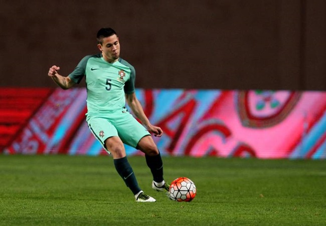 2. Lần đầu tiên kể từ khi khoác áo Borussia Dortmund, Raphael Guerreiro ghi nhiều hơn 1 bàn thắng trong 1 trận đấu.