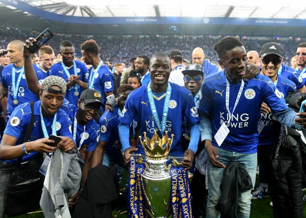 Có lẽ, ít CĐV nào có thể tin rằng Leicester City chỉ bỏ ra 5.6 triệu bảng để mua N'Golo Kante từ Caen. Và ngay mùa giải 2015/2016, anh đã cùng "Bầy cáo" giành chức vô địch Premier League. Kế đó, cầu thủ người Pháp được bán cho Chelsea với số tiền 32 triệu bảng. Để rồi cũng ở mùa đầu tiên tại sân Stamford Bridge, chàng trai nhỏ con này lại cùng The Blues lên ngôi Ngoại Hạng Anh.