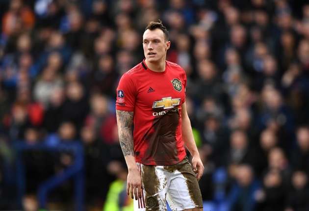 Trong khi đó, sự nghiệp của Phil Jones tại M.U có lẽ đã đi đến hồi kết. Anh thậm chí còn từ chối để Quỷ đỏ tổ chức trận đấu tri ân cho mình.
