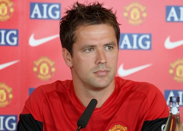 4. M.U mua Michael Owen - người từng được coi là "thần đồng" của bóng đá Anh khi anh đã bước sang bên kia sườn dốc của sự nghiệp. Tuy nhiên, cựu sao Liverpool vẫn khẳng định được giá trị to lớn của mình. Ba mùa giải khoác áo Quỷ đỏ, Michael Owen ghi 17 bàn sau 52 trận và thậm chí đã giành 1 danh hiệu Premier League.