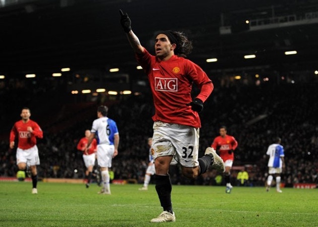 1. Cái tên dẫn đầu không ai khác là Carlos Tevez. Dù từng có những mâu thuẫn sau khi chia tay M.U, tuy nhiên anh vẫn là ngôi sao Nam Mỹ ghi nhiều bàn nhất cho Quỷ đỏ tính đến hiện tại với con số 19.