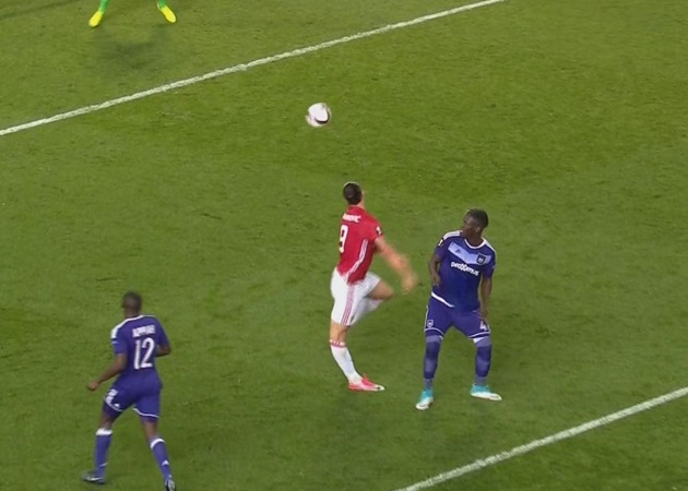 Cận cảnh chấn thương nghiêm trọng của chân sút sinh năm 1981.