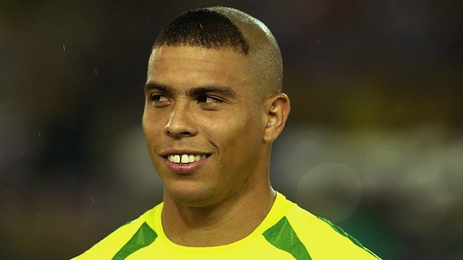 Firmino từng cắt tóc y hệt Ronaldo ‘béo’ - Bóng Đá