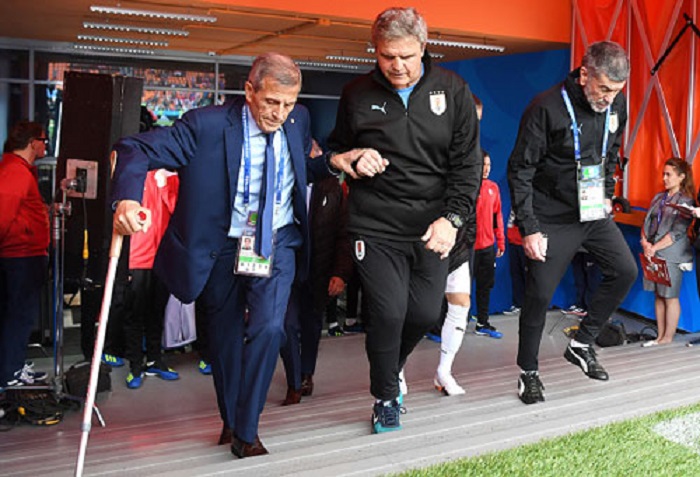Bất chấp nguy cơ bại liệt, HLV Uruguay vẫn chống nạng ra sân - Bóng Đá