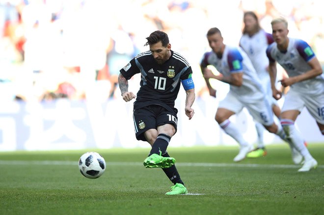 Tại sao Lionel Messi sút trượt penalty? - Bóng Đá