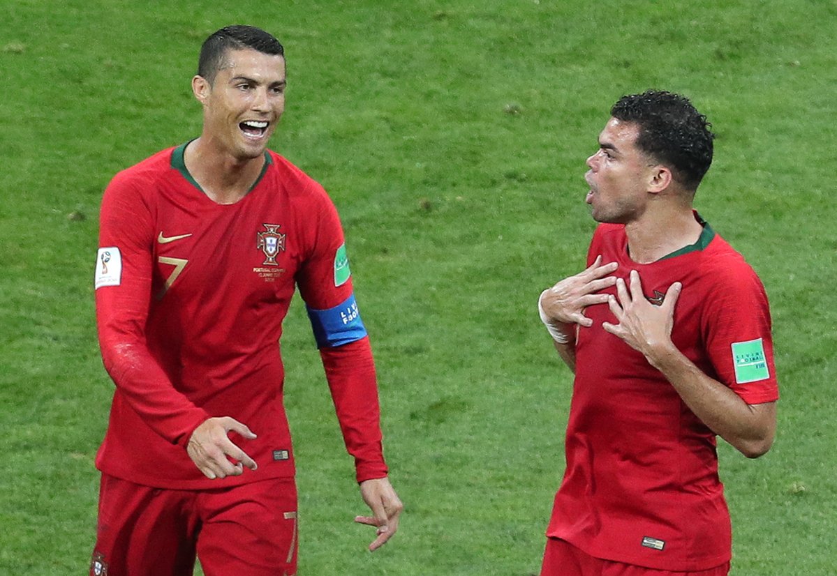 Ảnh chế Messi hỏng penalty: Ronaldo cười vỡ vụng, xuất hiện “Miss Pen” - Bóng Đá