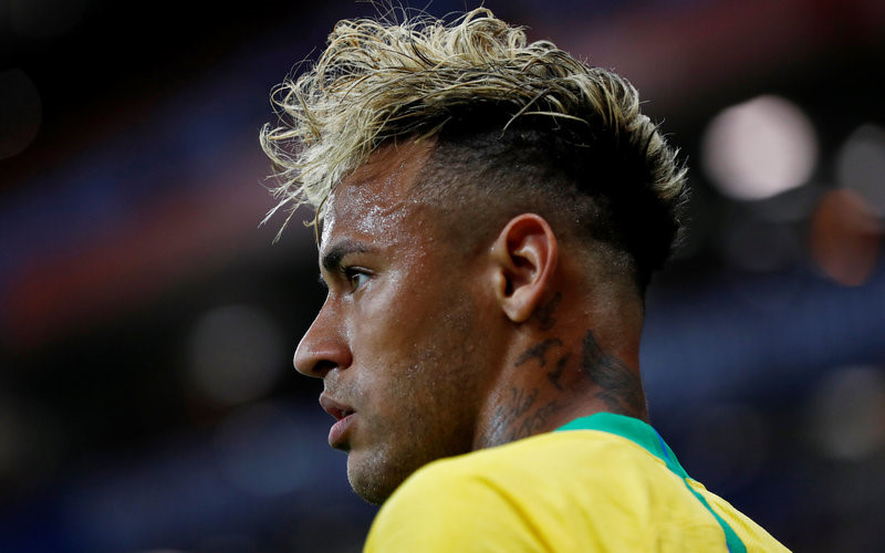 Chơi mờ nhạt, Neymar bị CĐV lôi mái tóc 'mỳ tôm' ra chế nhạo - Bóng Đá