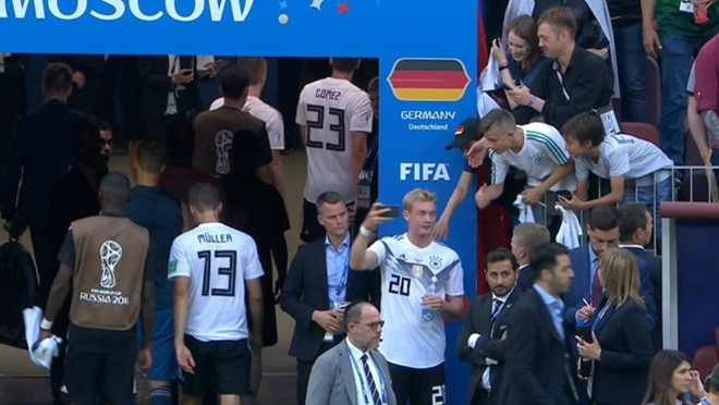 Thua trận, cầu thủ Đức vẫn tranh thủ selfie với fan - Bóng Đá