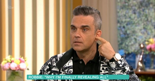 Robbie Williams giải thích hành động giơ 'ngón tay thối' ở World Cup - Bóng Đá