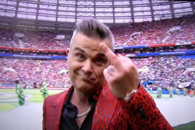 Robbie Williams giải thích hành động giơ 'ngón tay thối' ở World Cup - Bóng Đá