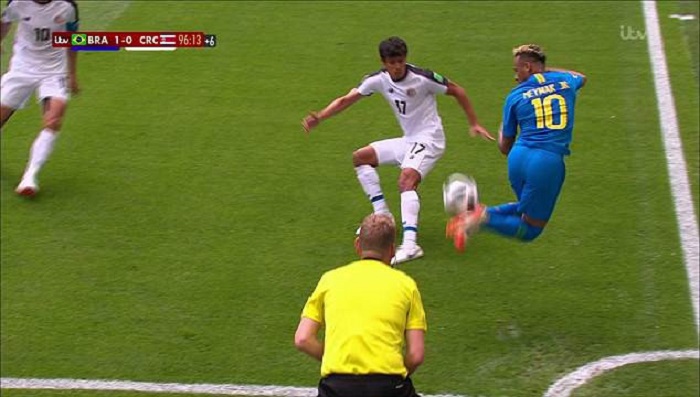Neymar thực hiện kỹ thuật gắp bóng cầu vồng qua đầu đối thủ.