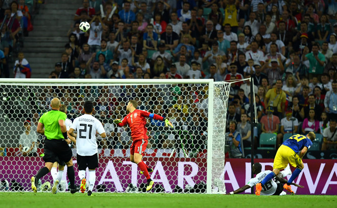 Không cần pha bóng gây tranh cãi, Thụy Điển vẫn có bàn tháng mở tỷ số ở phút 32 sau một pha dứt điểm đẳng cấp của Toivonen.