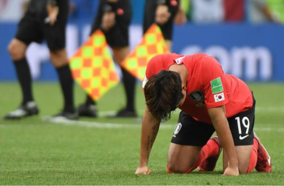 Cầu thủ Hàn Quốc bật khóc, cổ động viên 'chết lặng' ở xứ Kim Chi - Bóng Đá